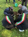 ALUNNI, DOCENTI,  COLLABORATORI SCOLASTICI, PRESIDE E VICEPRESIDE, VOLONTARI DELL’ORTO E RAPPRESENTANTI DELLE ISTITUZIONI PIANTANO ALBERI PER IL FUTURO NELLE SCUOLE DI SCANZOROSCIATE