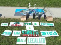 ALUNNI, DOCENTI,  COLLABORATORI SCOLASTICI, PRESIDE E RAPPRESENTANTI DELLE ISTITUZIONI PIANTANO ALBERI PER IL FUTURO NEL GIARDINO DELLE SCUOLE DI PEDRENGO
