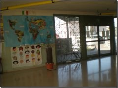 atrio interno della scuola primaria di Scanzorosciate