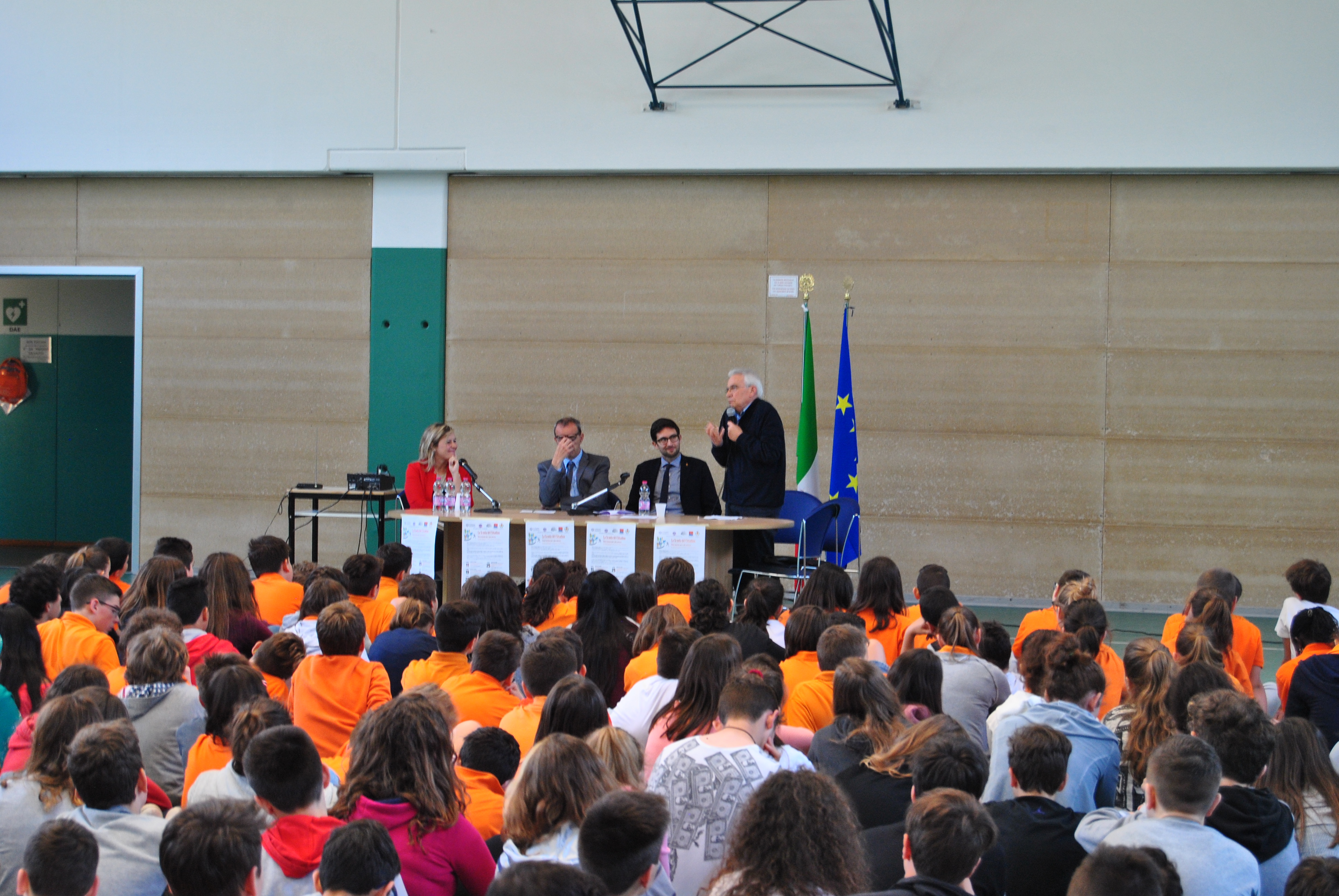 STUDENTI E DOCENTI DELLA SECONDARIA DI SCANZOROSCIATE ALL'INCONTRO CON DON VINICIO ALBANESI